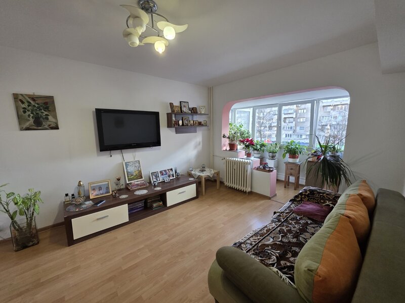 Piata Gorjului, 5 minute metrou, stradal pe Iuliu Maniu, vedere mixta