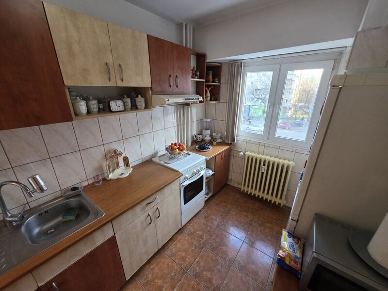 Piata Gorjului, 5 minute metrou, stradal pe Iuliu Maniu, vedere mixta