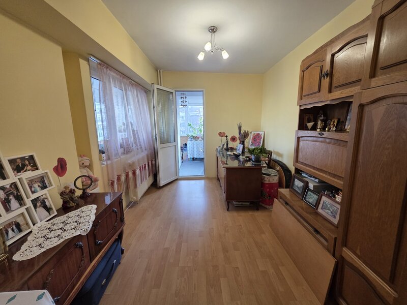 Piata Gorjului, 5 minute metrou, stradal pe Iuliu Maniu, vedere mixta