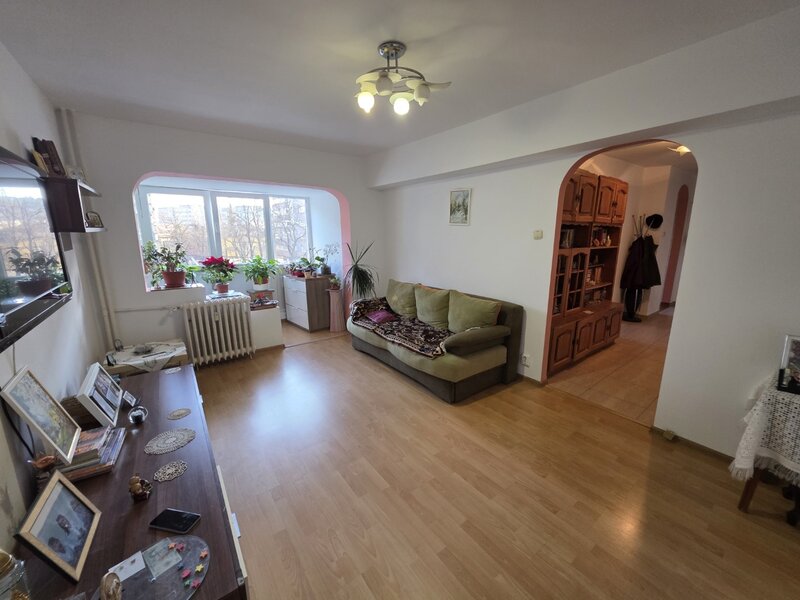 Piata Gorjului, 5 minute metrou, stradal pe Iuliu Maniu, vedere mixta