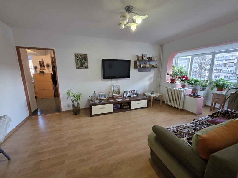 Piata Gorjului, 5 minute metrou, stradal pe Iuliu Maniu, vedere mixta