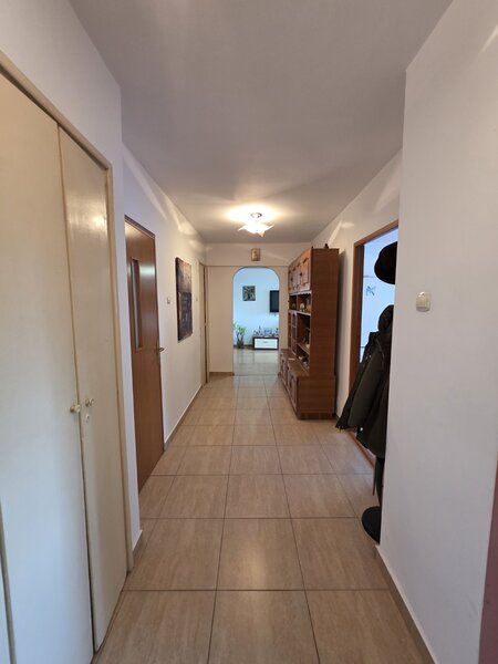 Piata Gorjului, 5 minute metrou, stradal pe Iuliu Maniu, vedere mixta