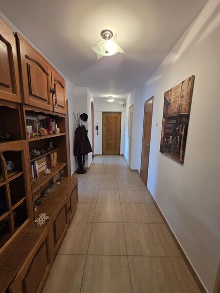 Piata Gorjului, 5 minute metrou, stradal pe Iuliu Maniu, vedere mixta